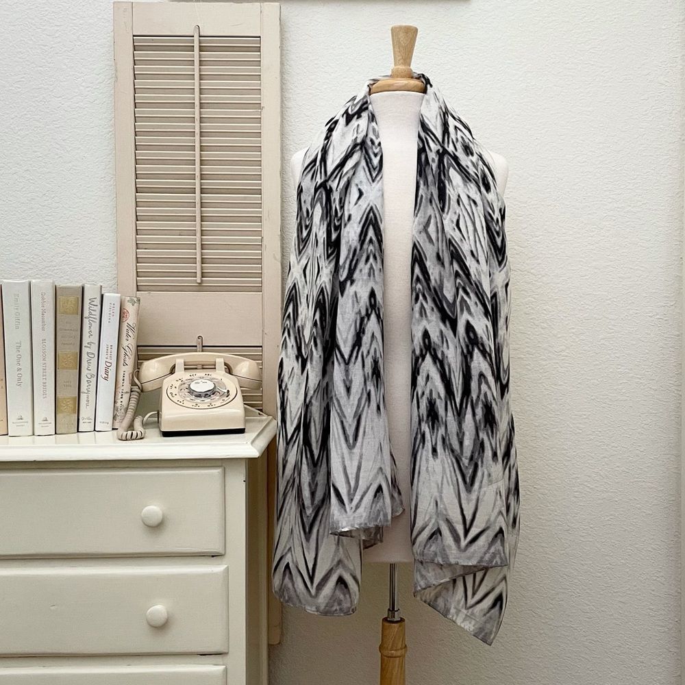 Soft Focus Chevron Print All Season Wrap Scarf, Black Gray White, NWT - Picture 4 of 6